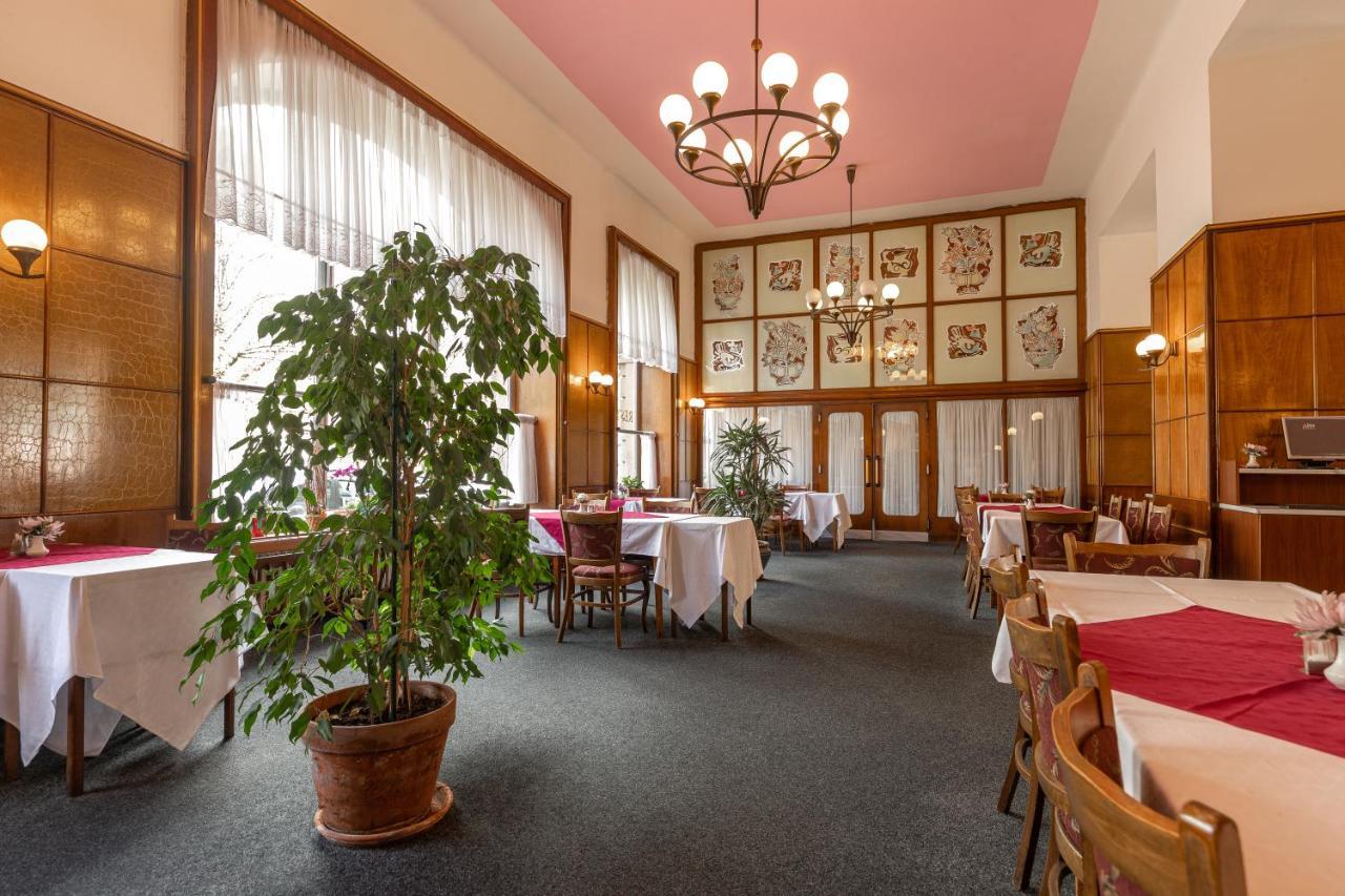 Hotel Slovan Пльзень Экстерьер фото