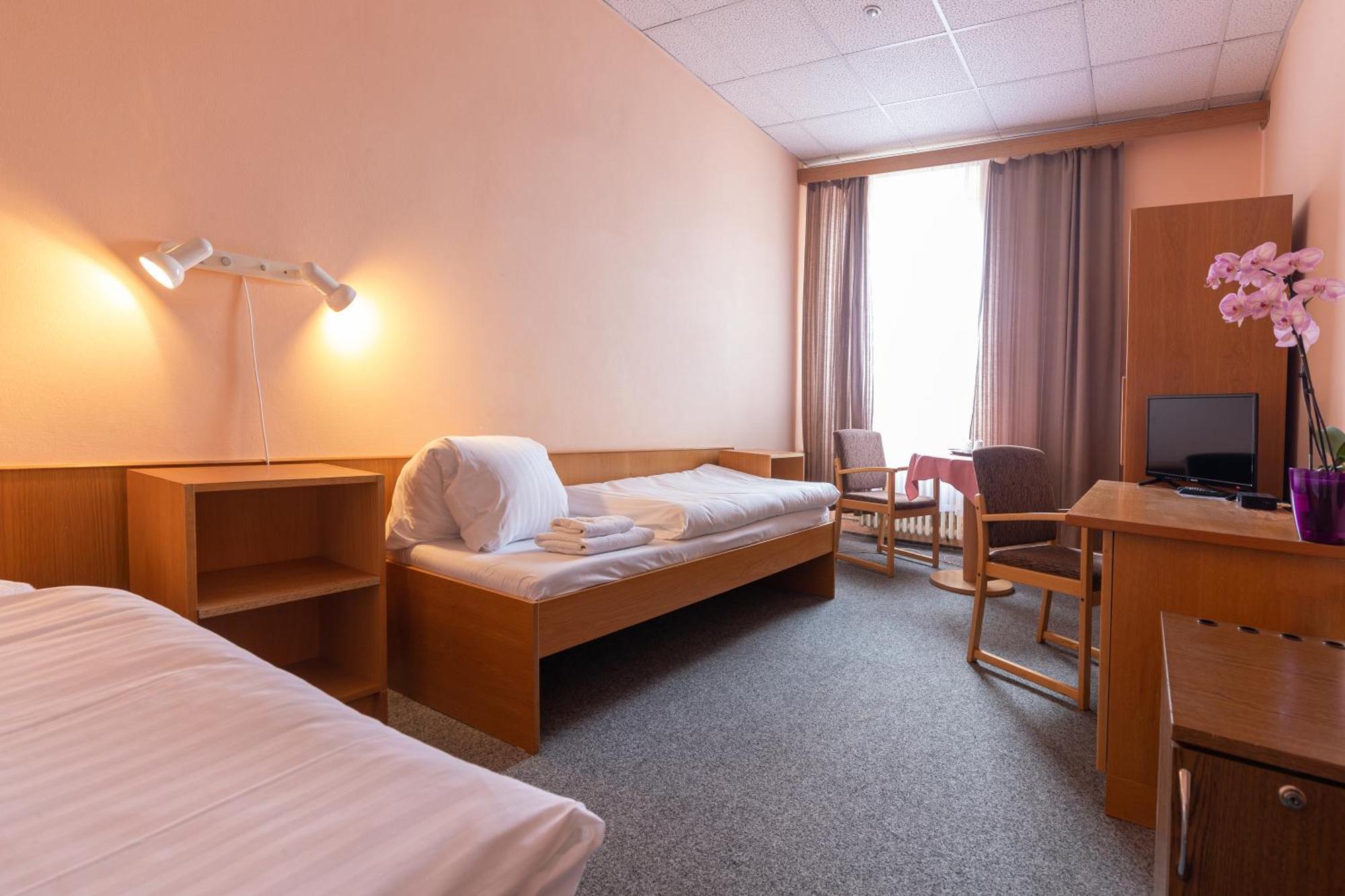 Hotel Slovan Пльзень Экстерьер фото